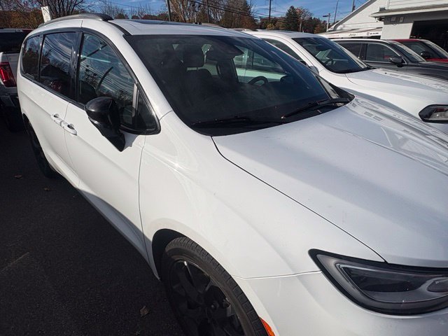 Used 2025 Chrysler Pacifica Limited FWD image 6