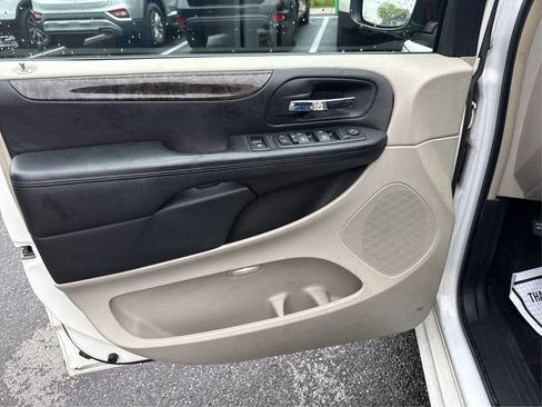 Used 2016 Chrysler Town & Country Touring FWD image 20
