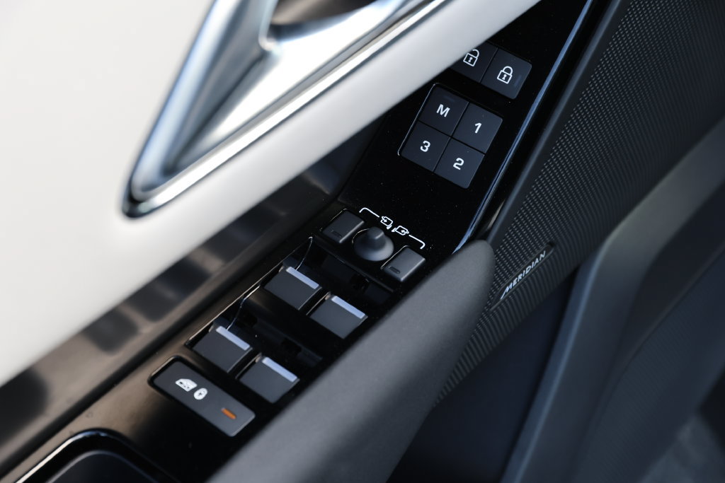 New 2026 Land Rover Range Rover Velar S AWD/4WD image 17