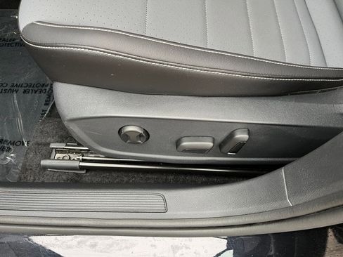 Used 2025 Volkswagen Jetta SE image 23