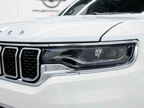 Used 2023 Jeep Wagoneer Series III w/ Premium Group I AWD/4WD image 12