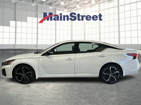Used 2023 Nissan Altima 2.5 SR w/ SR Premium Package AWD/4WD image 2