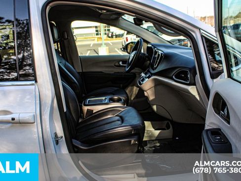 Used 2024 Chrysler Pacifica Touring-L image 23