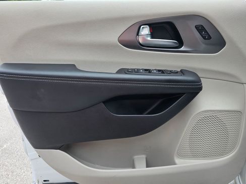 Used 2023 Chrysler Pacifica Touring-L FWD image 8