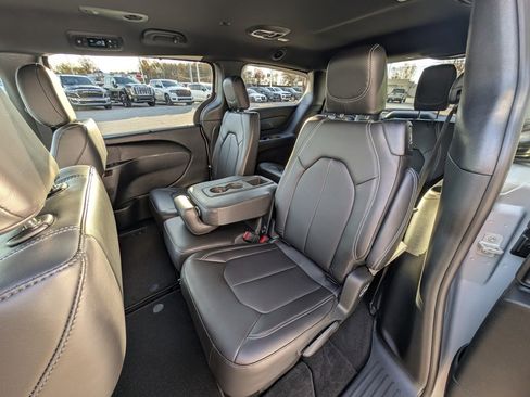 New 2026 Chrysler Pacifica Select image 14