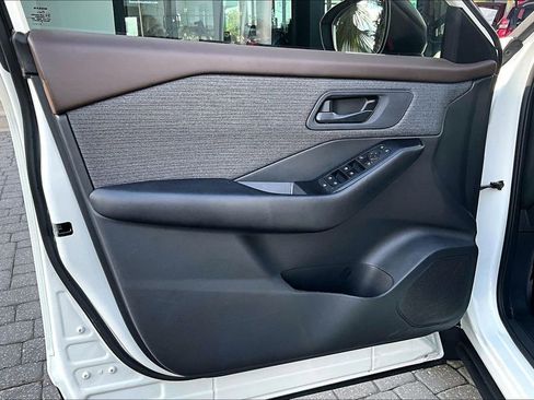 Used 2023 Nissan Rogue S image 18