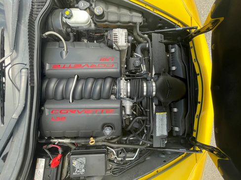 Used 2006 Chevrolet Corvette Coupe w/ Preferred Equipment Group RWD image 24