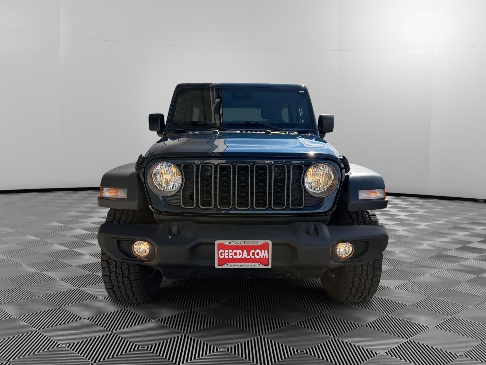 Used 2025 Jeep Wrangler Unlimited Sport AWD/4WD image 2