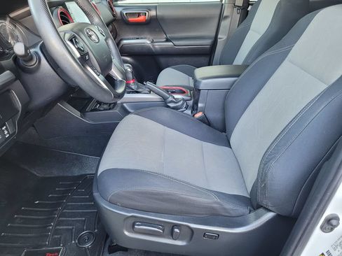 Used 2022 Toyota Tacoma TRD Off-Road w/ Technology Package AWD/4WD image 18