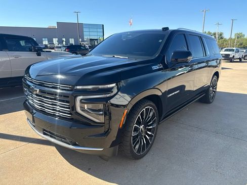 Used 2025 Chevrolet Suburban High Country AWD/4WD image 4