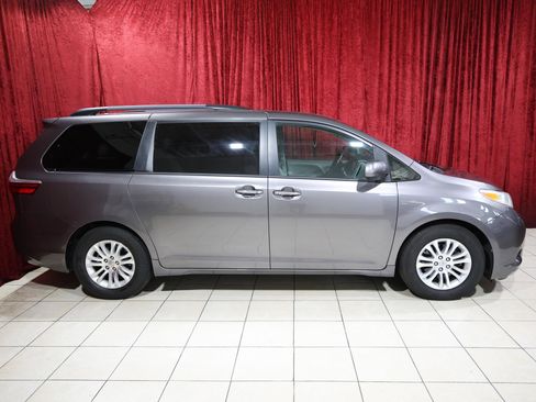 Used 2017 Toyota Sienna XLE image 4