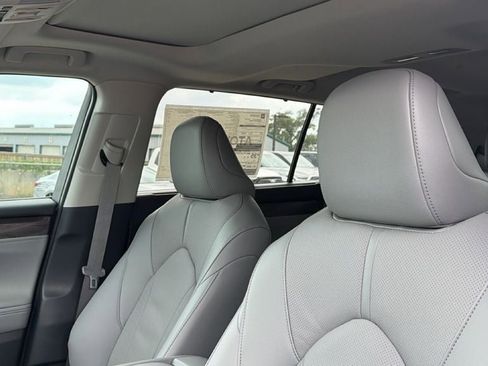 New 2026 Toyota Highlander Limited AWD/4WD image 18