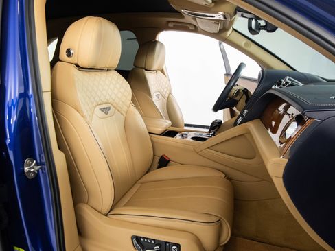Used 2021 Bentley Bentayga AWD/4WD image 26