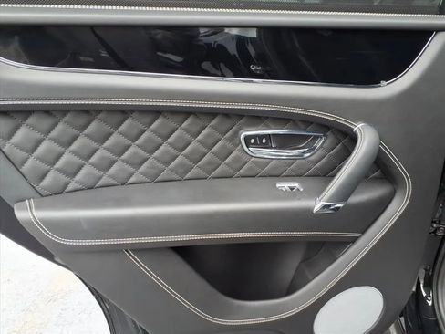 Used 2018 Bentley Bentayga image 21