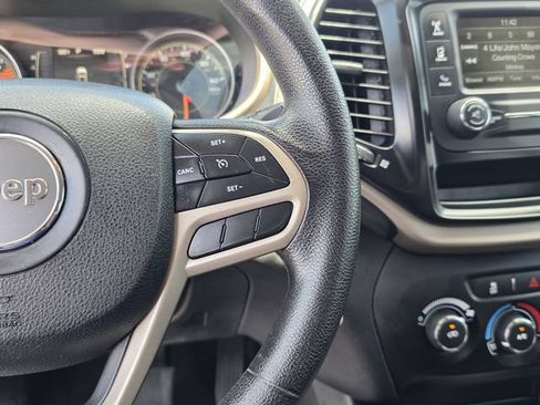 Used 2018 Jeep Cherokee Latitude FWD image 23