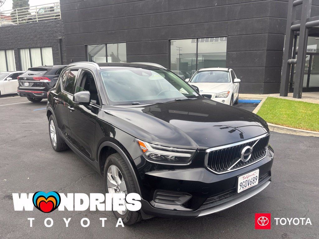 Used 2020 Volvo XC40 T5 Momentum AWD/4WD image 1