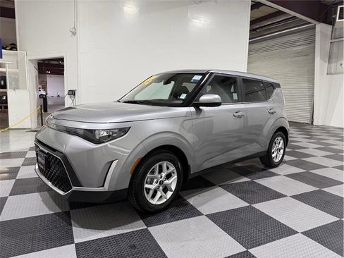 Used 2023 Kia Soul LX w/ LX Technology Package image 9