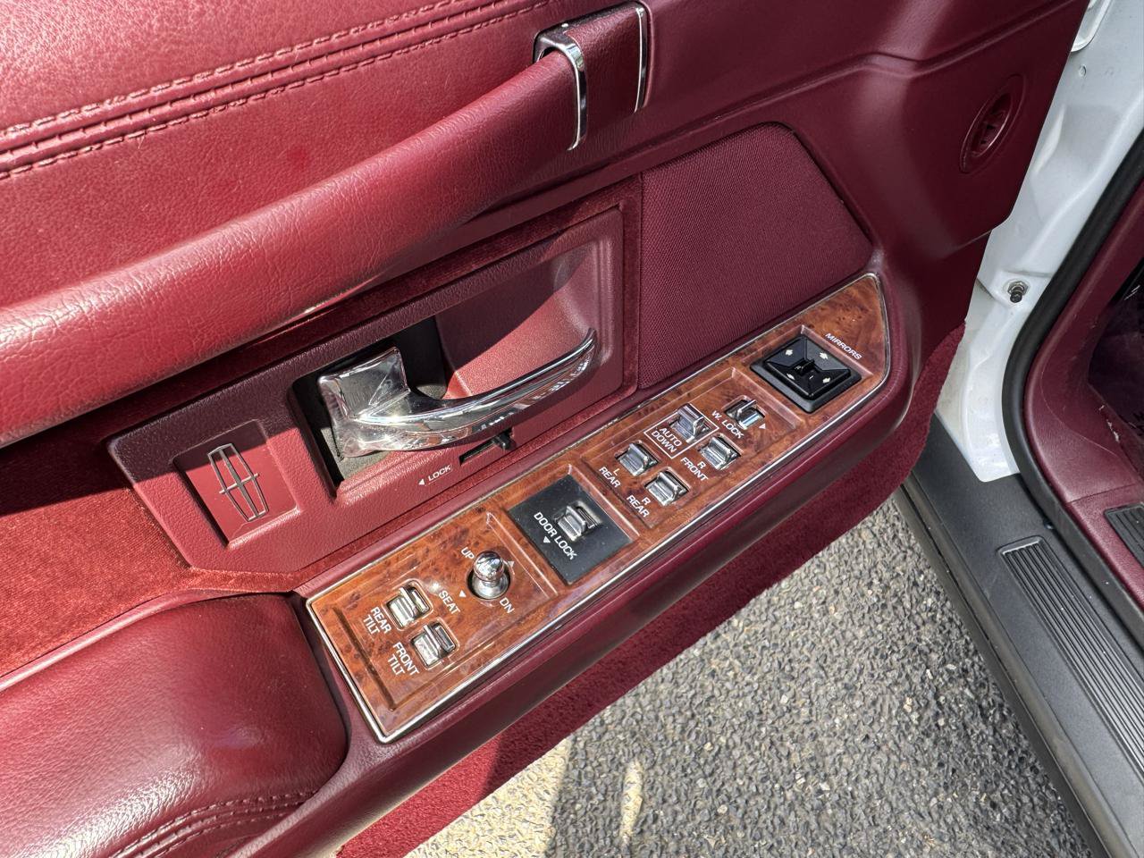 Used 1994 Lincoln Town Car Executive RWD image 26