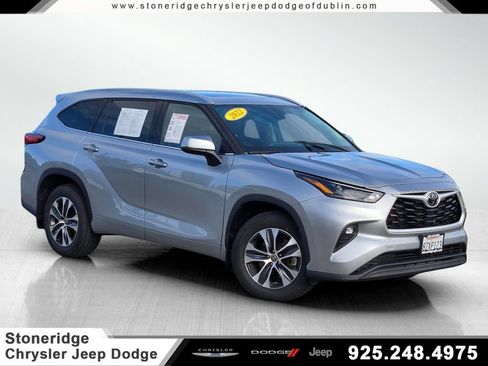 Used 2022 Toyota Highlander XLE AWD/4WD image 1