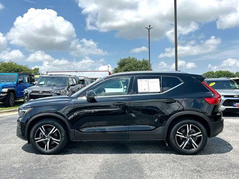Used 2023 Volvo XC40 B5 Plus AWD/4WD image 12
