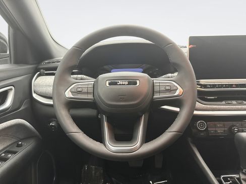 Used 2023 Jeep Compass Latitude AWD/4WD image 12