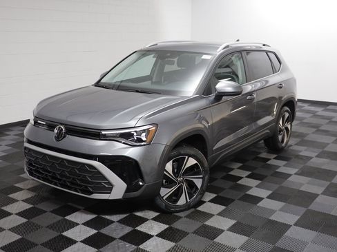 New 2026 Volkswagen Taos SE image 2