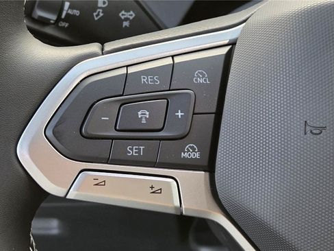 New 2026 Volkswagen Tiguan SE FWD image 18