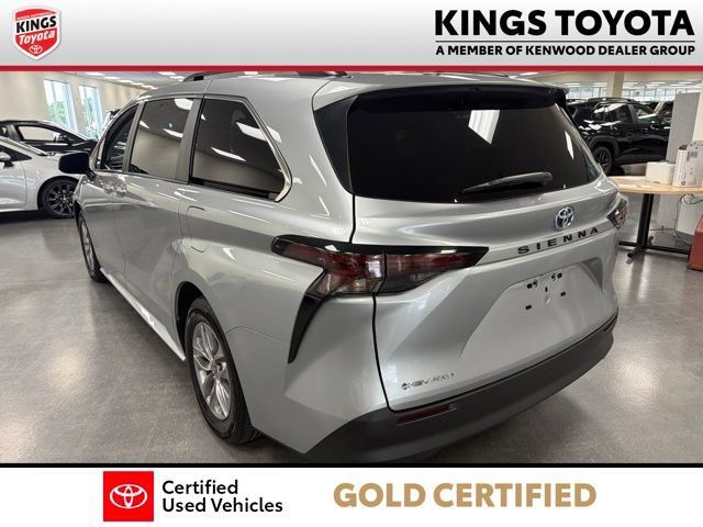 Used 2025 Toyota Sienna LE AWD/4WD image 6