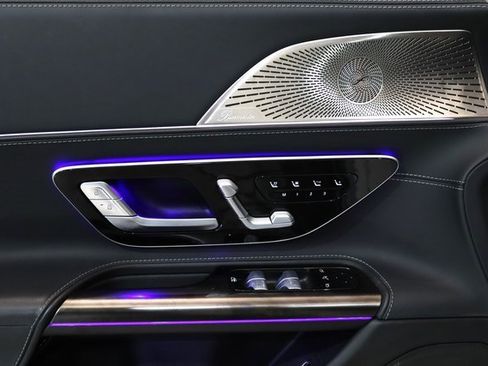 Used 2022 Mercedes-Benz SL 55 AMG 4MATIC w/ Driver Assistance Package image 4