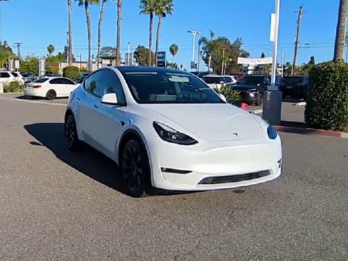Used 2023 Tesla Model Y Long Range image 2