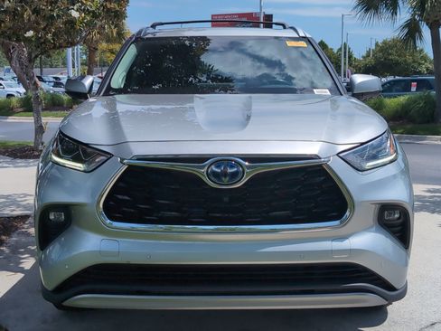 Used 2023 Toyota Highlander Platinum FWD image 3