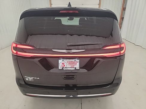 New 2025 Chrysler Pacifica Select image 4