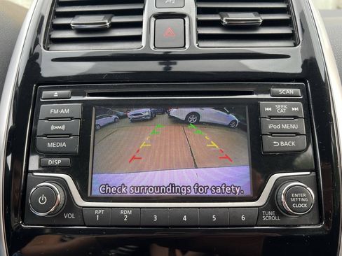 Used 2017 Nissan Versa Note SV FWD image 18