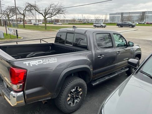 Used 2016 Toyota Tacoma TRD Off-Road w/ Towing Package image 5