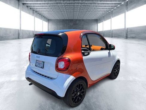 Used 2016 smart fortwo Proxy RWD image 3
