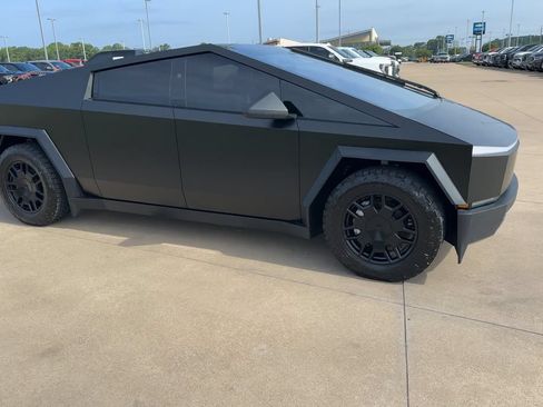Used 2024 Tesla Cybertruck AWD Crew Cab image 6