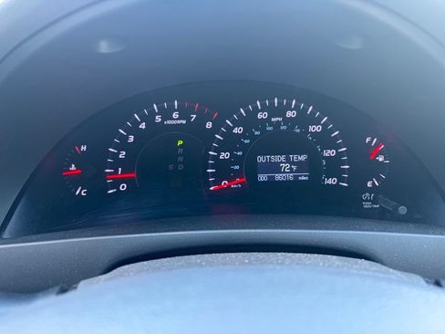 Used 2011 Toyota Camry XLE w/ SE/XLE Extra-Value Pkg FWD image 16