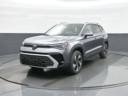 New 2026 Volkswagen Taos SE image 3