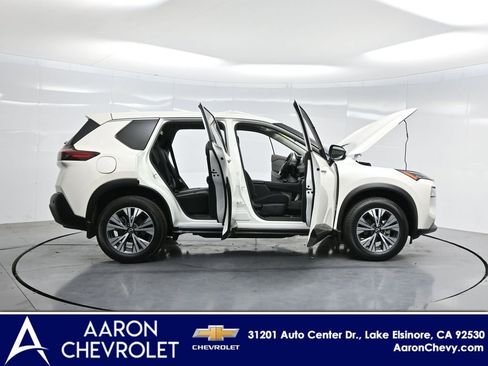 Used 2023 Nissan Rogue SV image 3