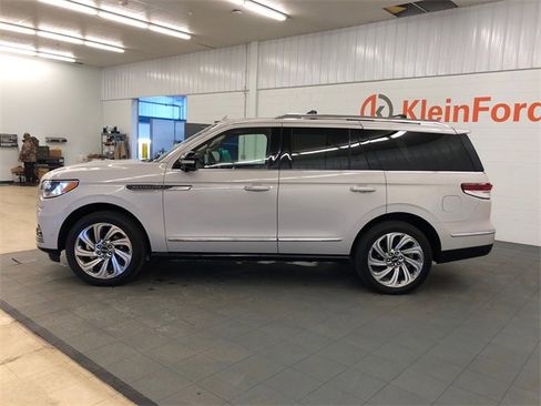 Used 2024 Lincoln Navigator Reserve image 4