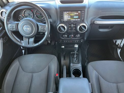 Used 2017 Jeep Wrangler Unlimited Rubicon w/ Cold Weather Group AWD/4WD image 12