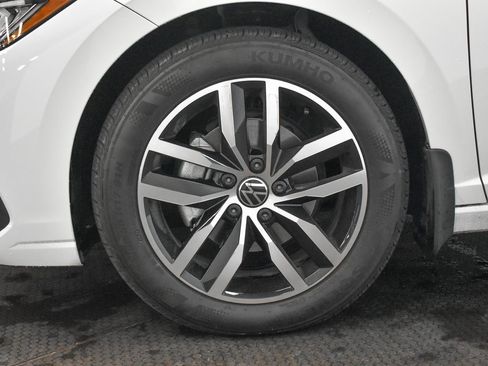 Used 2025 Volkswagen Jetta SE image 9