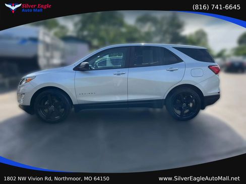 Used 2020 Chevrolet Equinox LS w/ LS Convenience Package FWD image 2