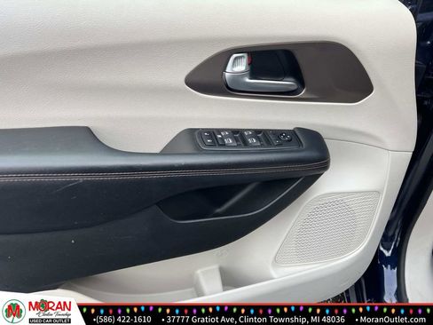 Used 2018 Chrysler Pacifica Touring-L Plus w/ Tire & Wheel Group image 17