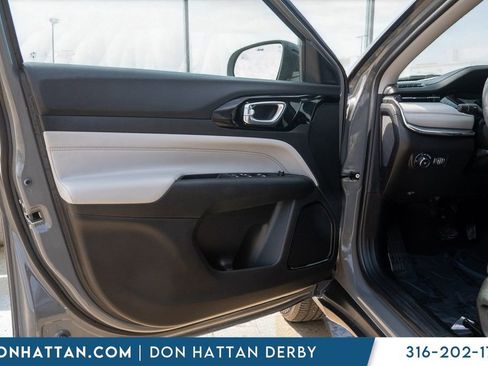 Used 2022 Jeep Compass Limited AWD/4WD image 14