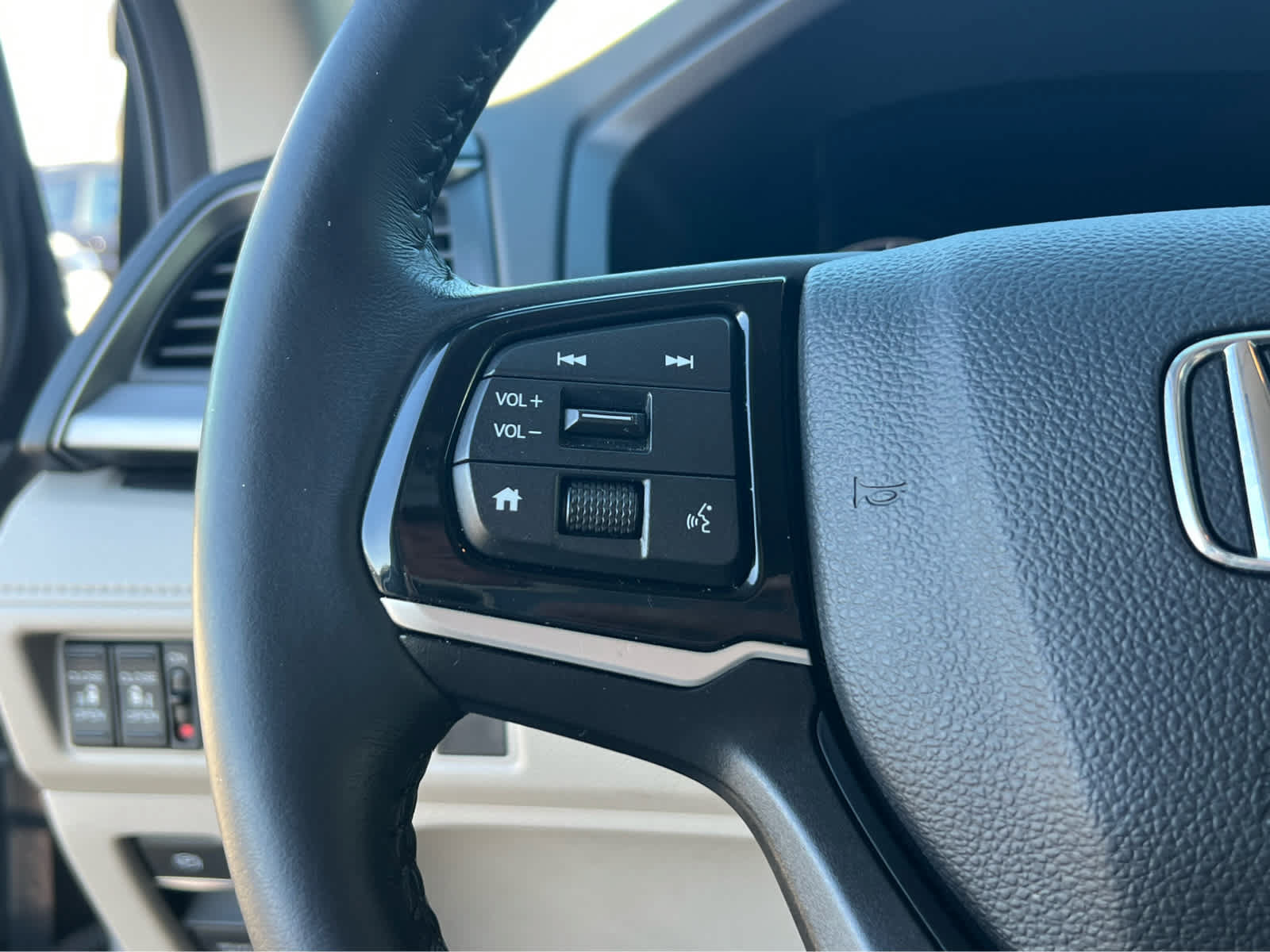 Used 2025 Honda Odyssey EX-L image 32