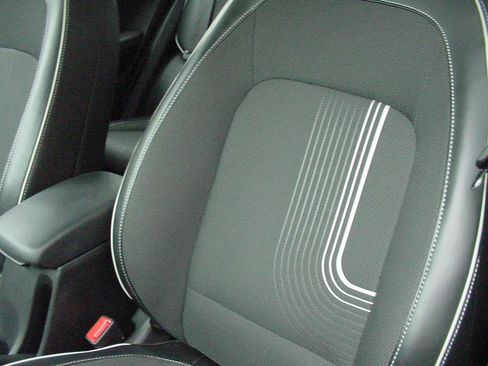Used 2022 Hyundai Venue Limited image 11