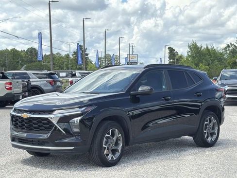 Used 2025 Chevrolet Trax LT w/ LT Convenience Package FWD image 12