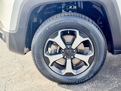 Used 2019 Jeep Renegade Trailhawk image 14