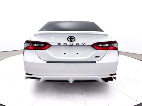 Used 2022 Toyota Camry SE FWD image 13